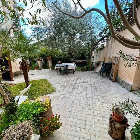 House With Garden Ferienhaus *