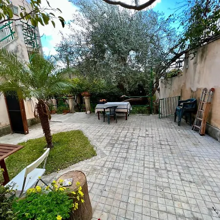 House With Garden *