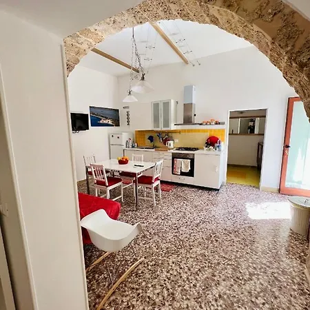House With Garden * Noto