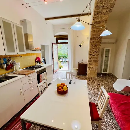 House With Garden * Noto